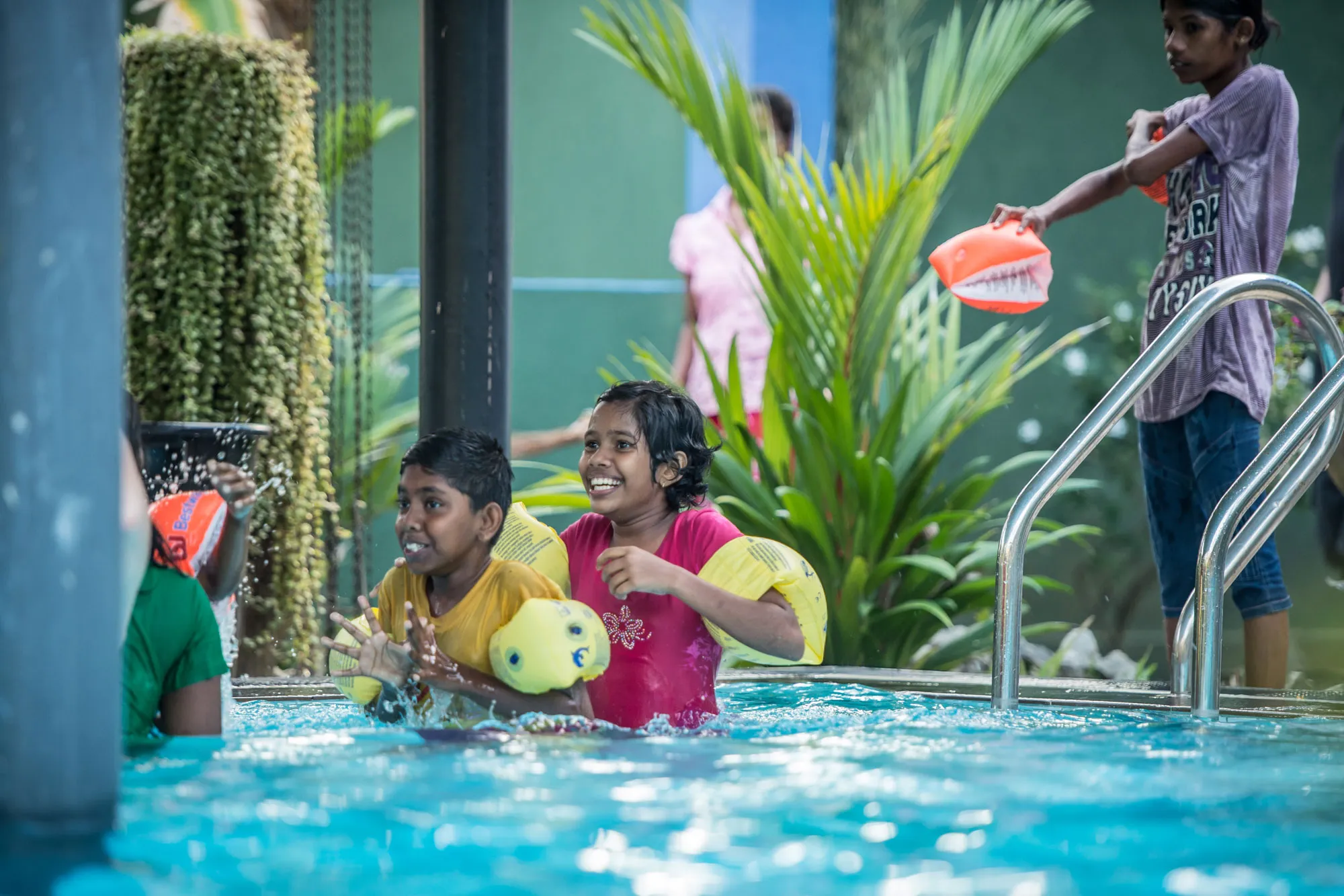 Schwimmen lernen mit Schwimmhilfe im Kinderheim