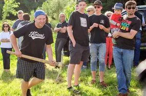Christian setzt traditionell ein B&auml;umchen