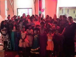 Gruppenbild vor der Kirche