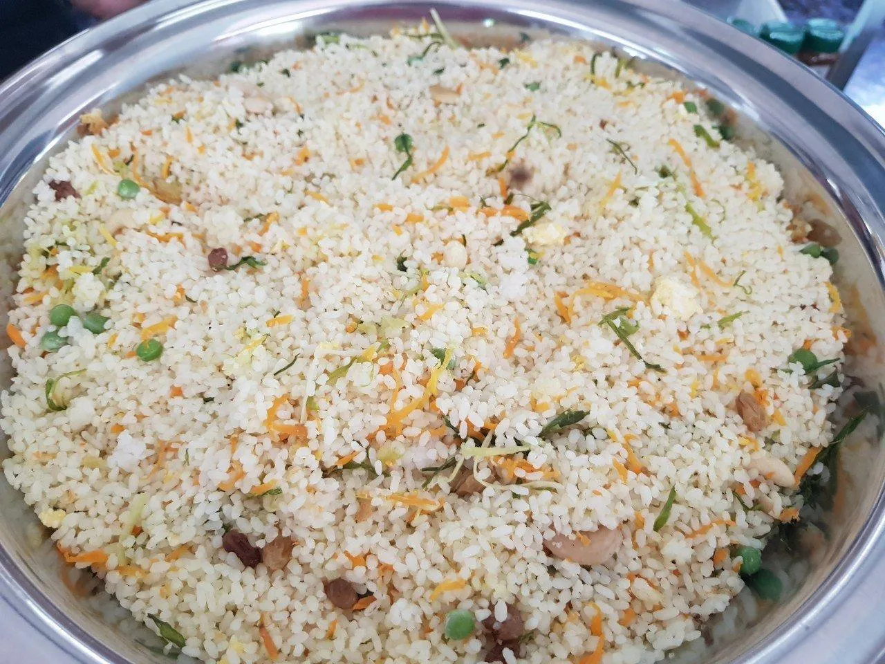 Gem&uuml;sereis mit Rosinen und Cashew-N&uuml;ssen