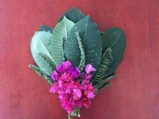 Die M&auml;dchen binden Blumenstr&auml;u&szlig;e...