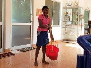 Padmini &uuml;bernimmt das Wischen im Angels Home.