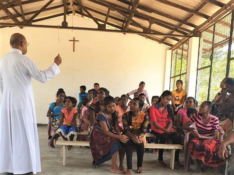 Father Jude mit einigen Siedlungsbewohnern