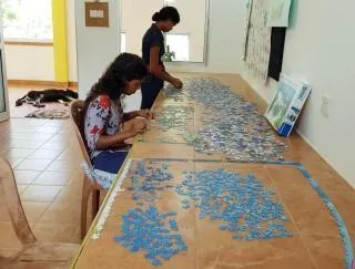 H&ouml;chste Konzentration von Sodi und Dishna beim Puzzlen.