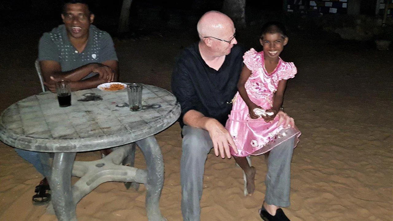 Der kleinen Aruni gef&auml;llt&acute;s bei Thaththa auf dem Scho&szlig;.