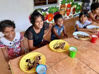 Madumali und Hasini z&auml;hlen die Pancakes.