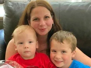 Mama Simone mit ihren 2 S&ouml;hnen John und Jack