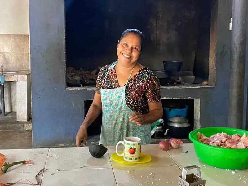 Marie beim Kochen des Mittagessens