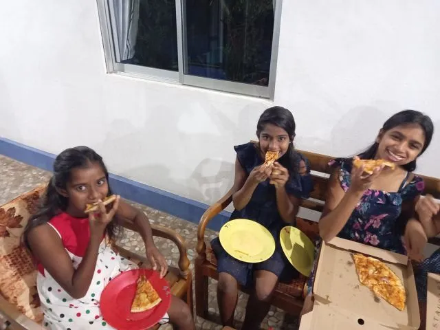 Hungrige M&auml;dchen m&ouml;gen die Pizza