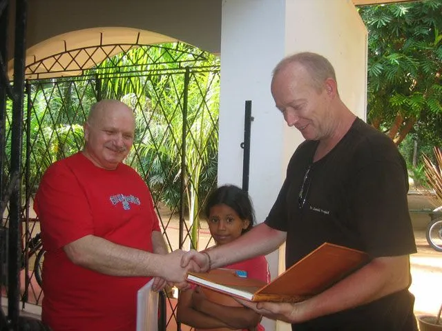 Horst Peter schenk dem Angels Home ein G&auml;stebuch