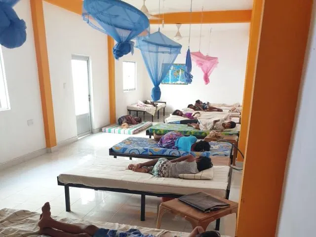 Krankenzimmer mit 10 Betten und mitlerweile 20 Patienten