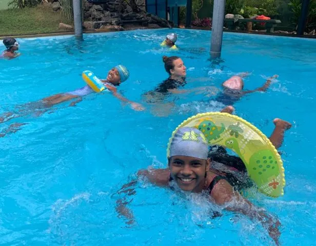 Mit Badekappe und Reifen kann es losgehen