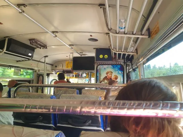Im---gerade-leeren---Bus-nach-Puttalam