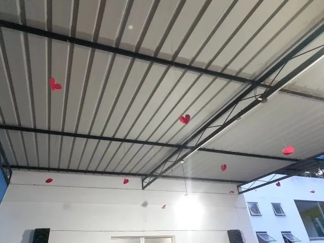 Die Herzdekoration tanzt am B&uuml;hnenhimmel