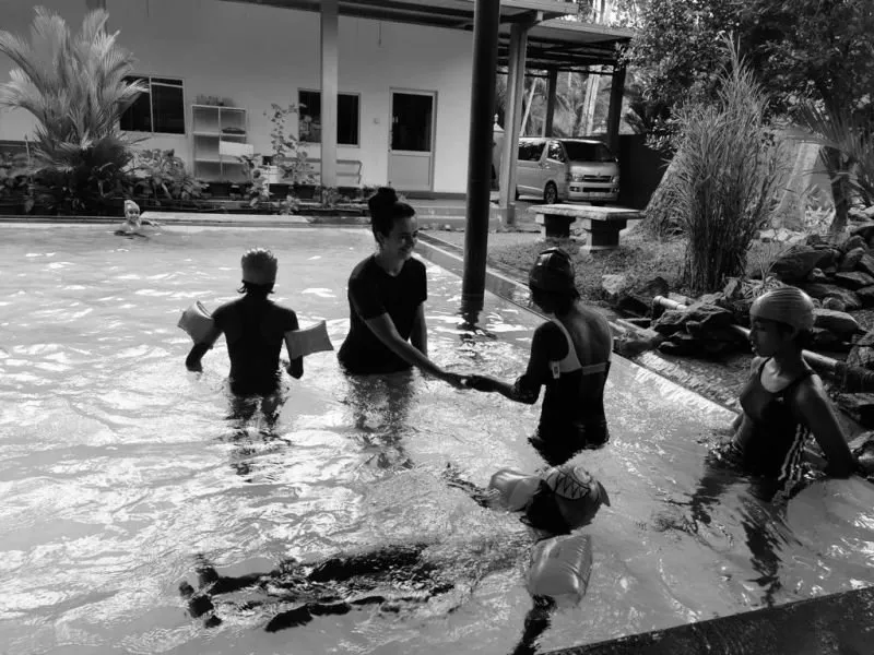 Let me take you by the hand, schwimmen mit den KIndern