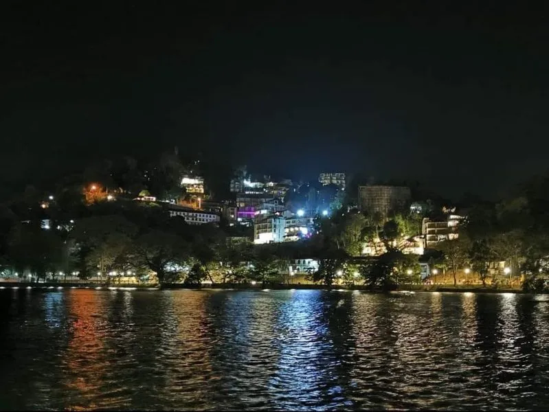 Der k&uuml;nstlich angelegte See in Kandy.