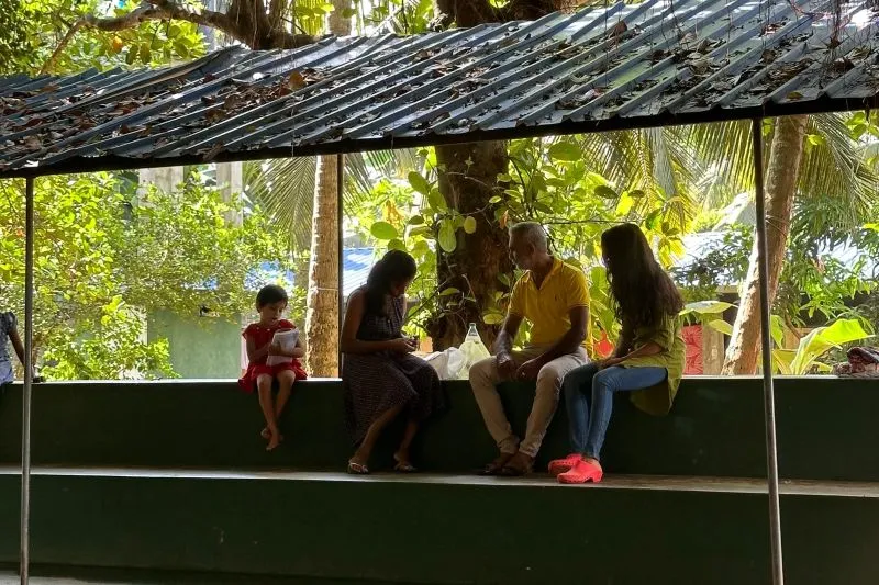 Malithi packt ihre Geschenke aus und Theyaga freut sich &uuml;ber das Gespr&auml;ch mit Milithis Papa