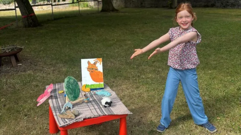 Tilly zeigt stolz einen Teil ihrer Ausstellung