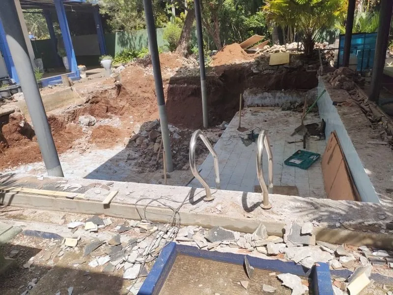 Da geht er hin der selbsgebaute Pool