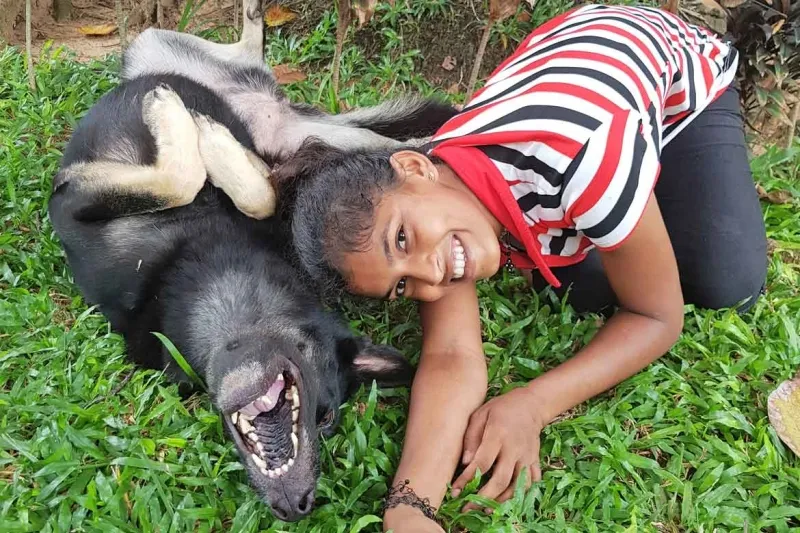 Sodi mit ihrem Hund Luna aus dem Jahr 2020