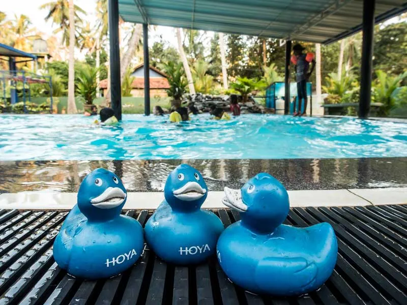 Der Swimmingpool ist in den Ferien hei&szlig; begehrt.