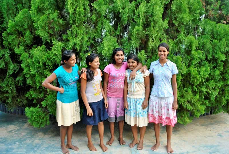 Nishadika (2 von Rechts) mit ihren Freundinnen aus dem Angels Home