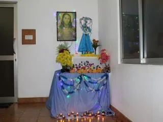 Der geschm&uuml;ckte Altar mit Maria