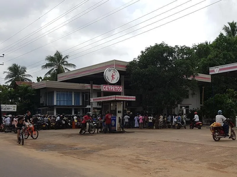 Die Warteschlange an der Tankstelle in Marawila