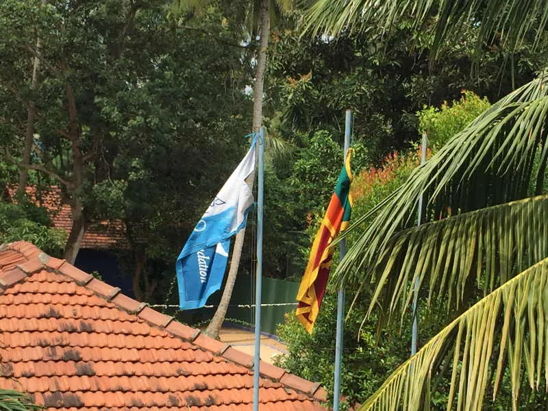 Die Angels Home Fahne links und die Singhalesische Nationalflagge rechts