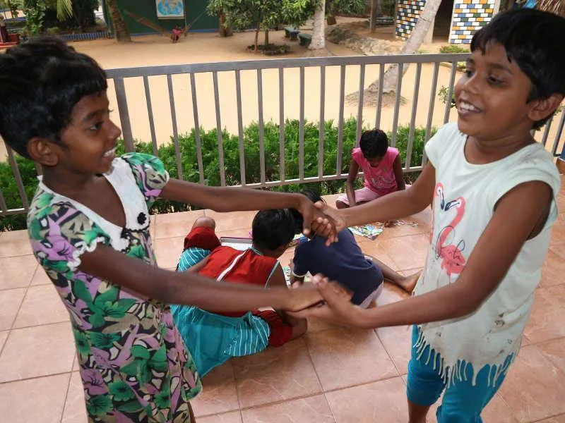 Vishmika und Thilini beim Tanzen