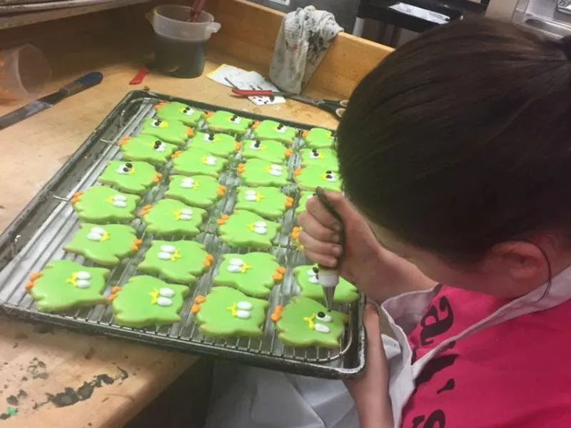 Kekse dekorieren in der B&auml;ckerei