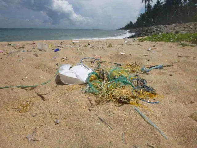 Ein Strand voller Plastikm&uuml;ll