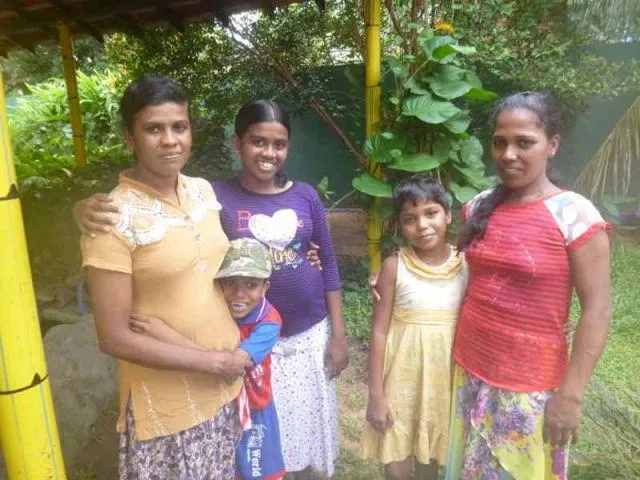 Sithumini und Vishmika mit ihren M&uuml;ttern