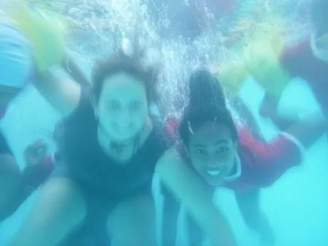 Ein Unterwasserbild von Julia und Eshani. Die anderen M&auml;dchen sind abgeschnitten.