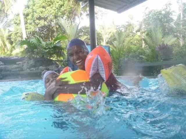 Madumali und Vishmika h&auml;ngen an einem Wasserball