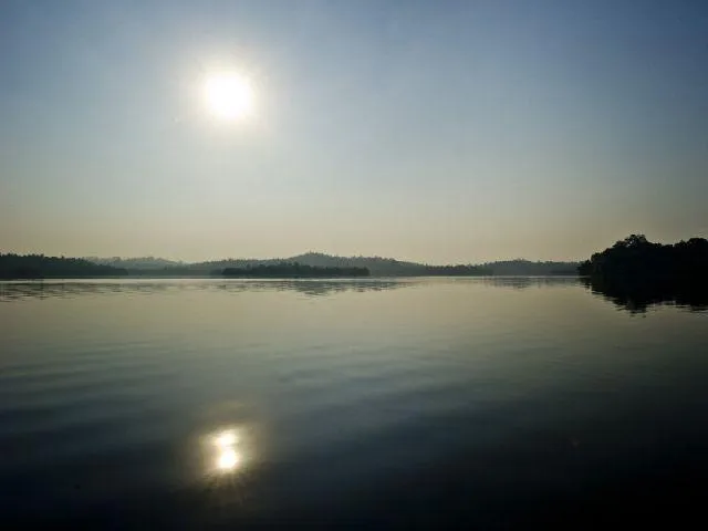 Der Vollmond spiegelt sich im Wasser. 