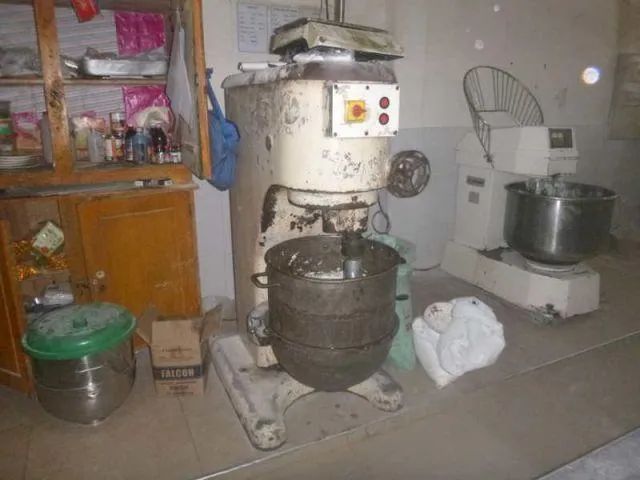 Auf dem Bild ist eine gro&szlig;e Brotmaschine zu sehen.