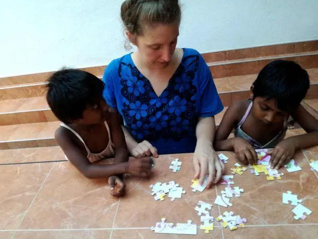 Man sieht Aruni, Lisa und Vishmi wie sie ein Puzzle zusammensetzen