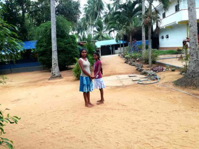 Nipuni und Bagya Hand in Hand 