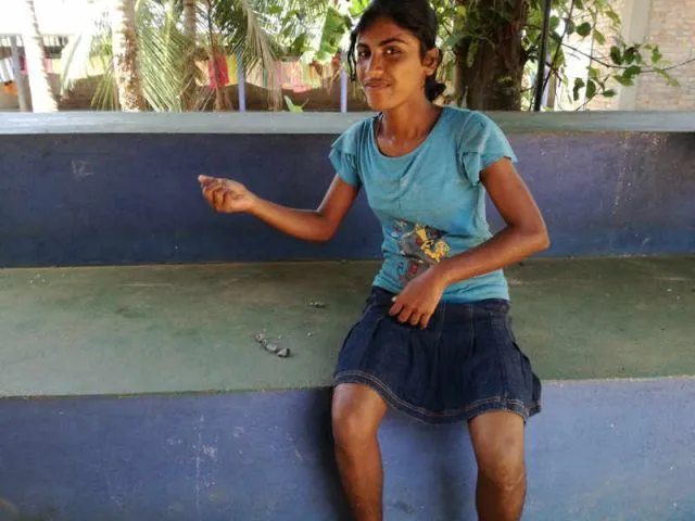 Man sieht Kumari, wie sie gekonnt einen Stein f&auml;ngt.