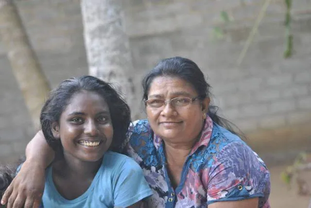 Man sieht Ranisha und Nirmala, die beide l&auml;cheln.