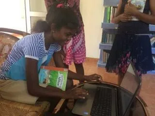Maduwanthi beim Verwalten des B&uuml;cherverleihs