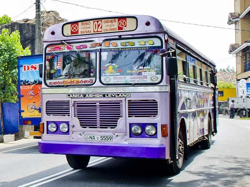 Busfahren in Sri Lanka hat viele Vorteile.
