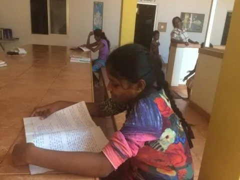 Shanika sieht man fast immer beim Arbeiten f&uuml;r die Schule.