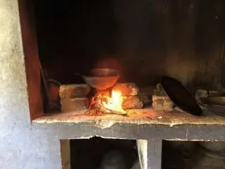 Auf der Feuerstelle wird die meiste Zeit gekocht.