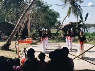 Die M&auml;dchen zeigten einen traditionellen Tanz.