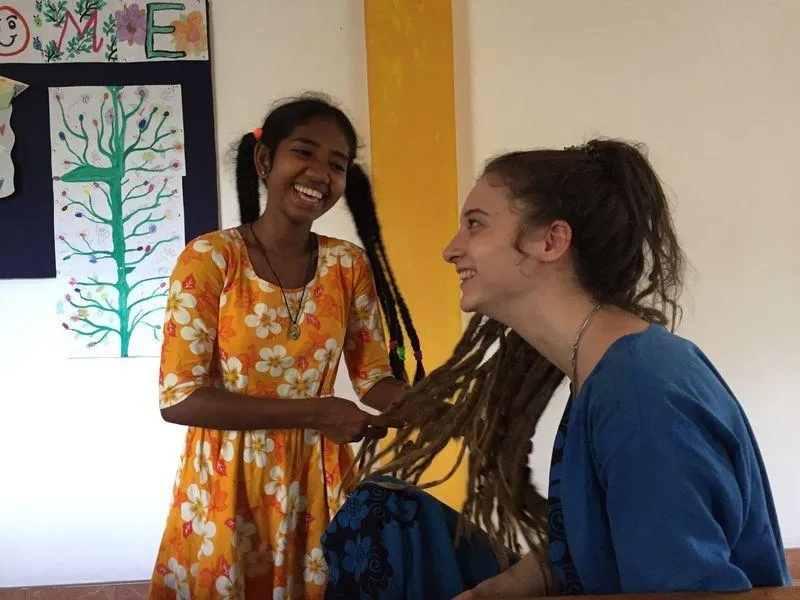 Die M&auml;dchen sind ganz verr&uuml;ckt danach, die Dreads anzufassen