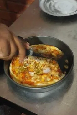 Die ersten Pizzen werden in den Ofen geschoben