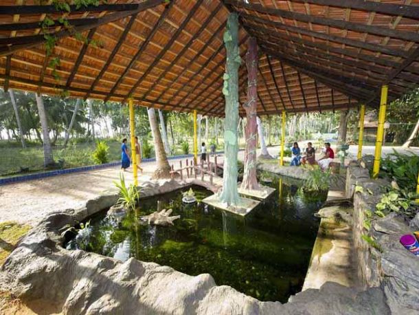 Ein Gartenteich l&auml;dt ein zum Verweilen und Ausruhen.