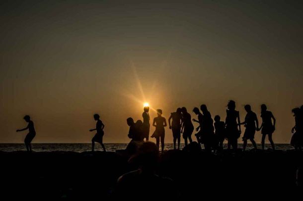 Zufriedene M&auml;dchen im Sonnenuntergang.